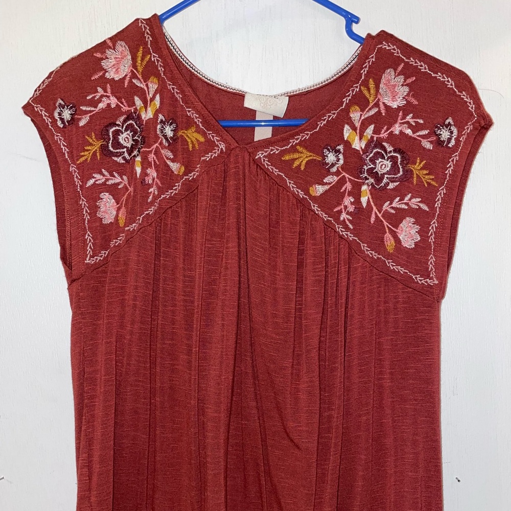 Embroidered sleeveless shirt